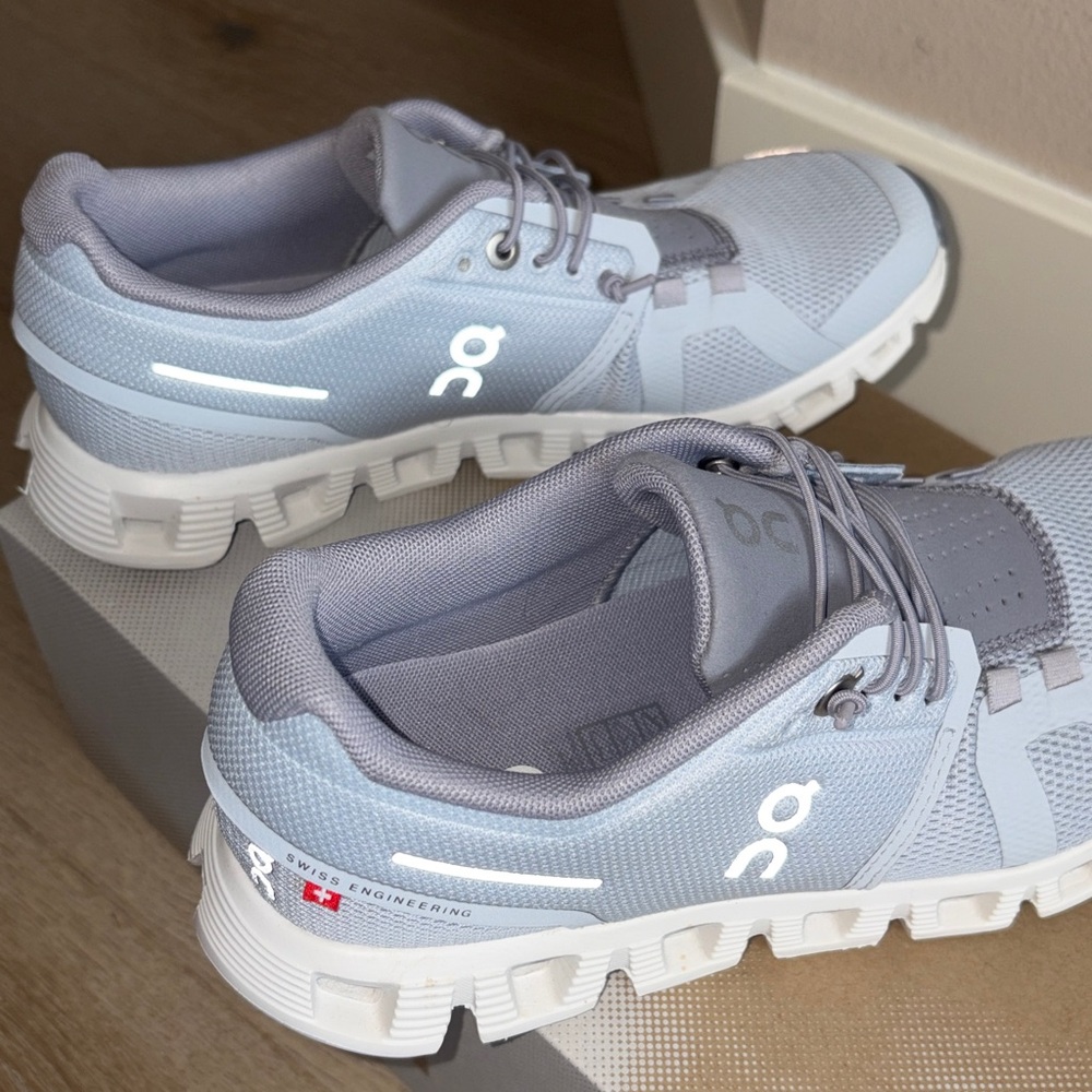 EUC on cloud 5 heather/fossil size 5.5 with original box and extra laces - Picture 7 of 16